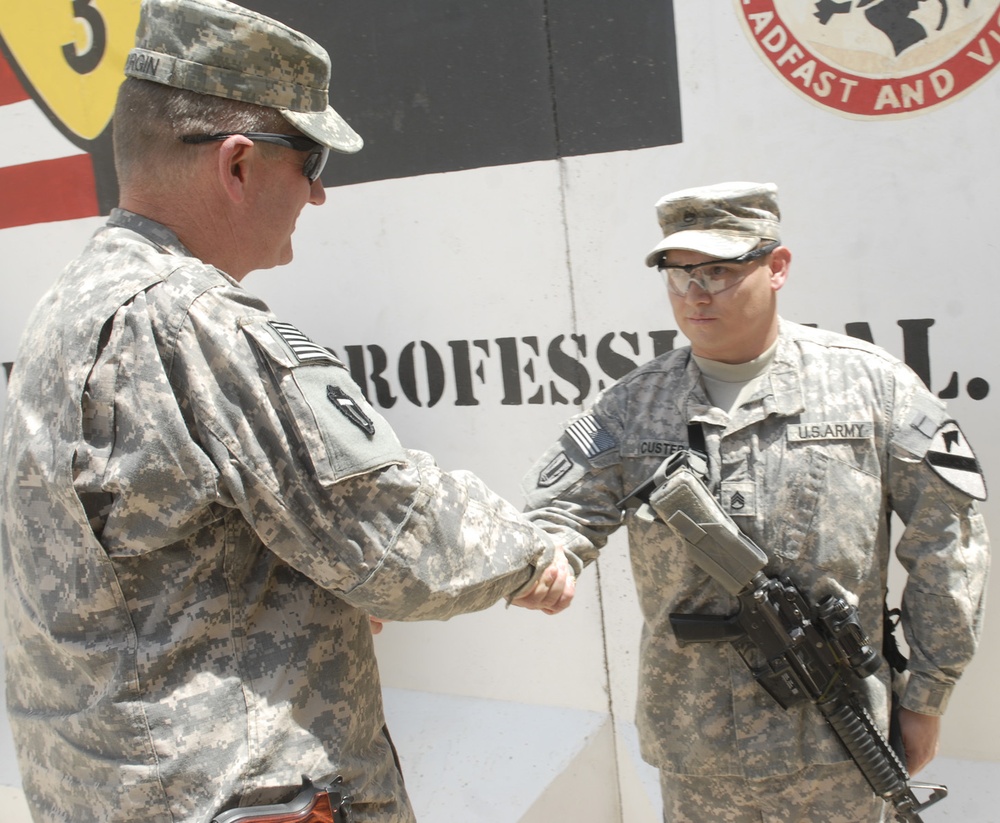 Maj. Gen. Spurgin presents coins to Greywolf soldiers