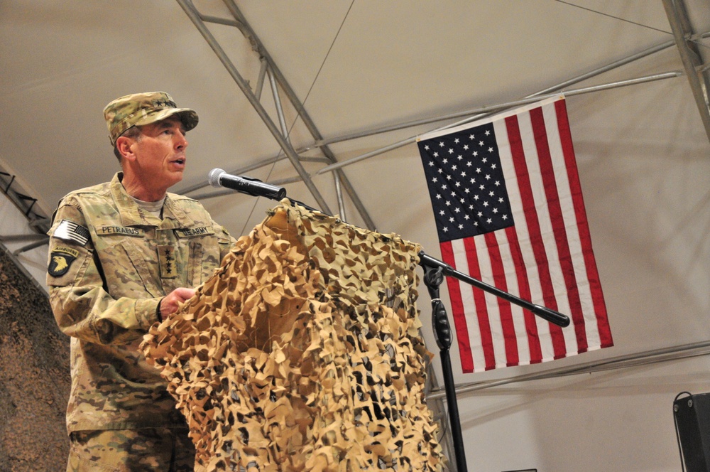 Gen. Petraeus speaks to the formation