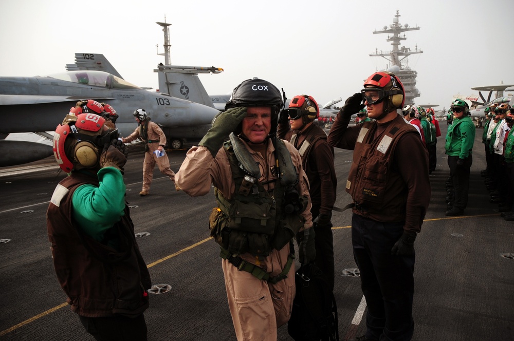 Cmdr. Cox prepares for final flight aboard USS George H.W. Bush