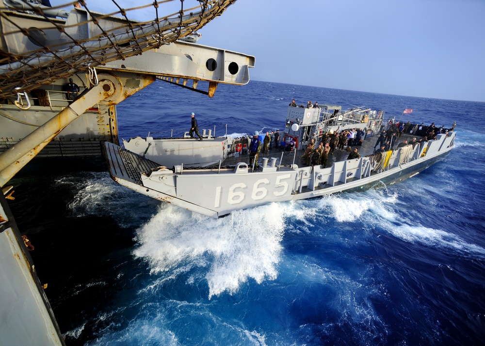 LCU 1665 offloads passengers on USS Cleveland