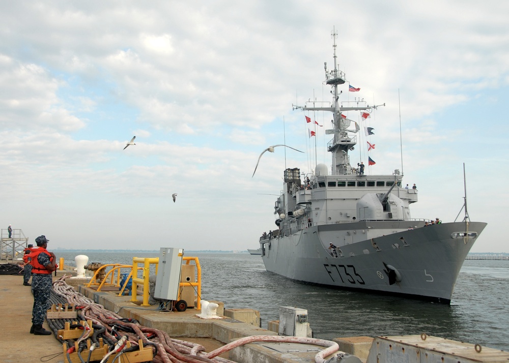 USS Ross arrives at NS Norfolk