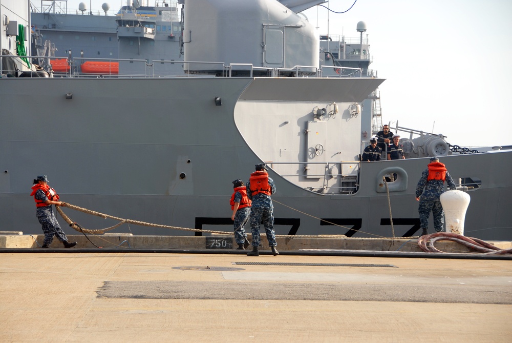 USS Ross arrives at NS Norfolk