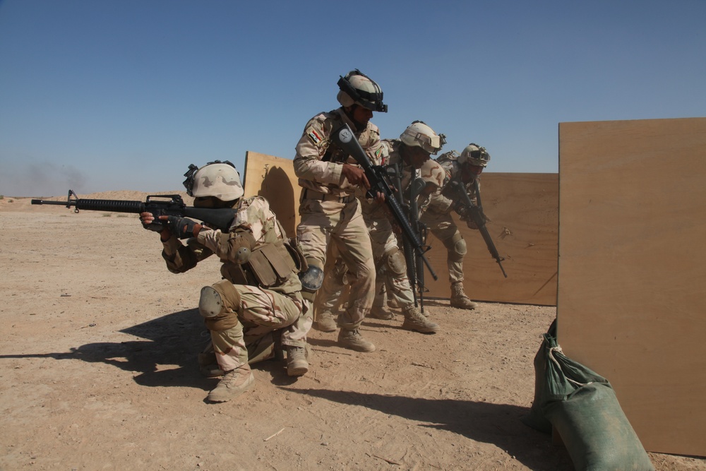 Iraqi soldiers conduct commando training