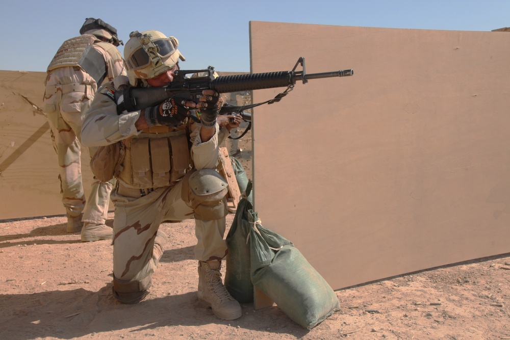 Iraqi soldiers conduct commando training