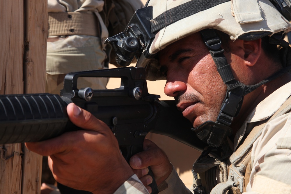 Iraqi soldiers conduct commando training