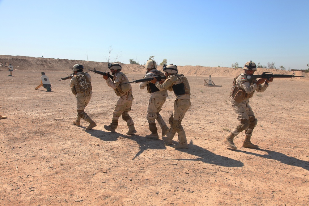 Iraqi soldiers conduct commando training