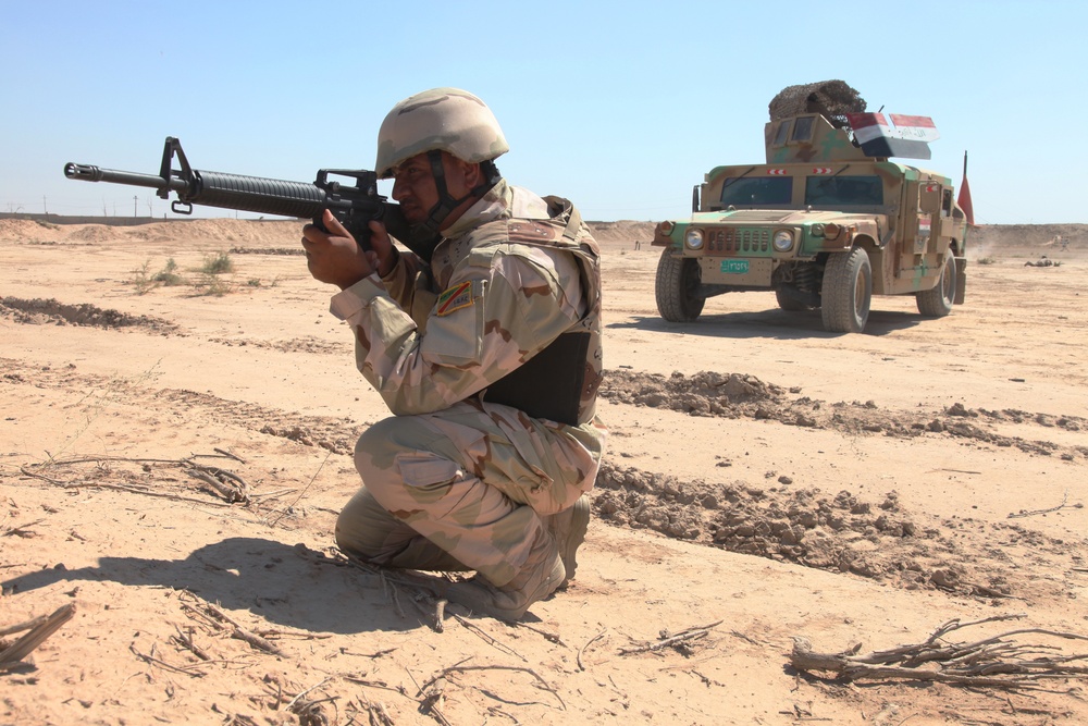 Iraqi soldiers conduct commando training