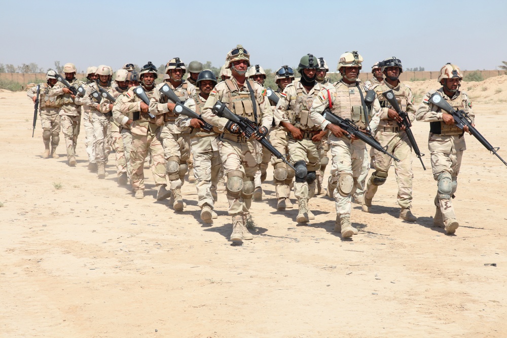 Iraqi soldiers conduct commando training