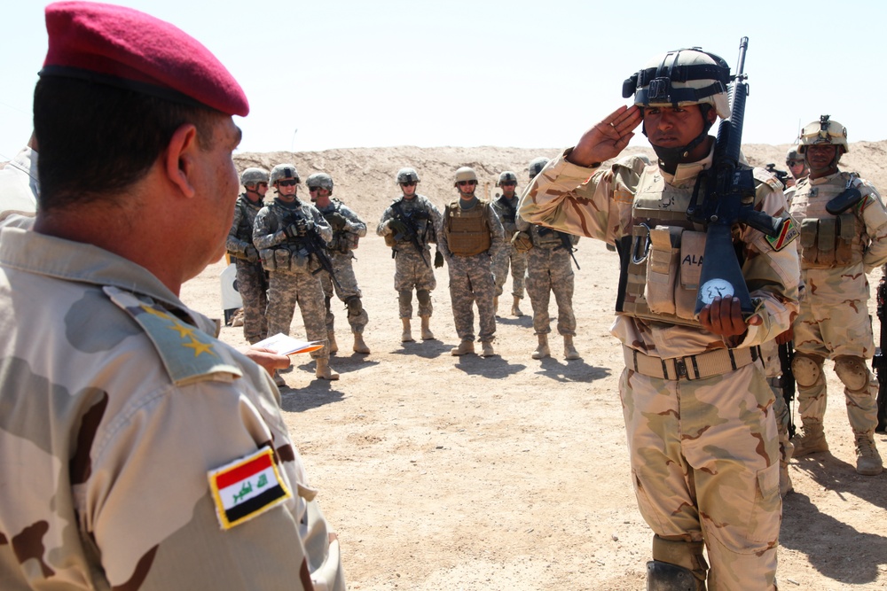 Iraqi soldiers conduct commando training