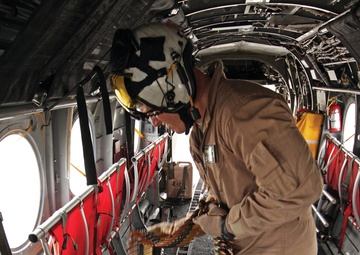 Marines gain proficiency with machine guns during flight