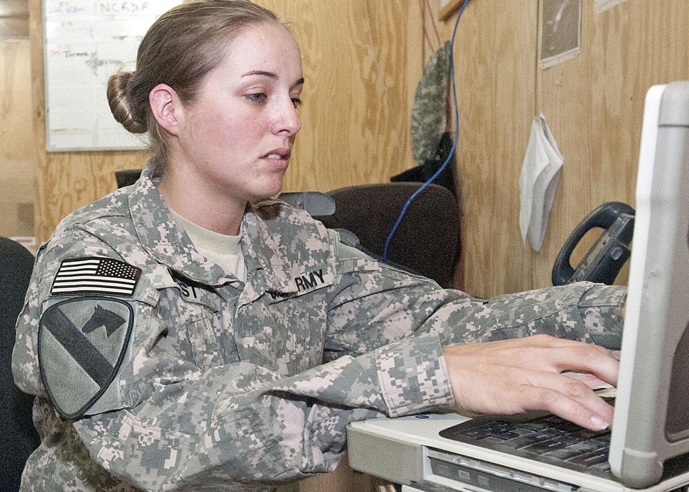 Signal Soldier maintains communications in Iraq