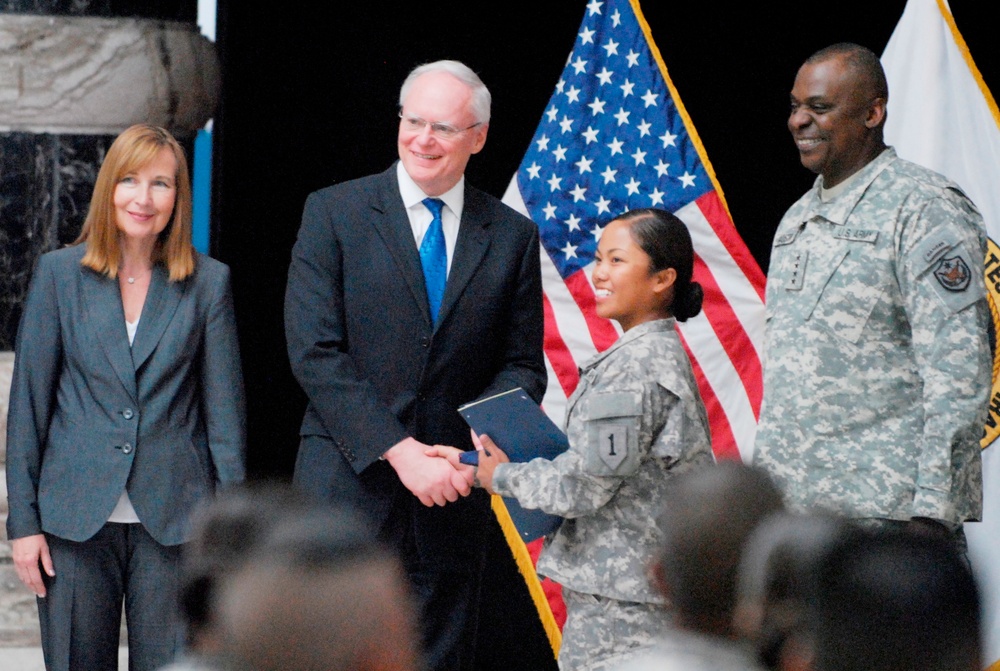 Deployed ‘Dagger’ Brigade soldiers become US citizens on Independence Day