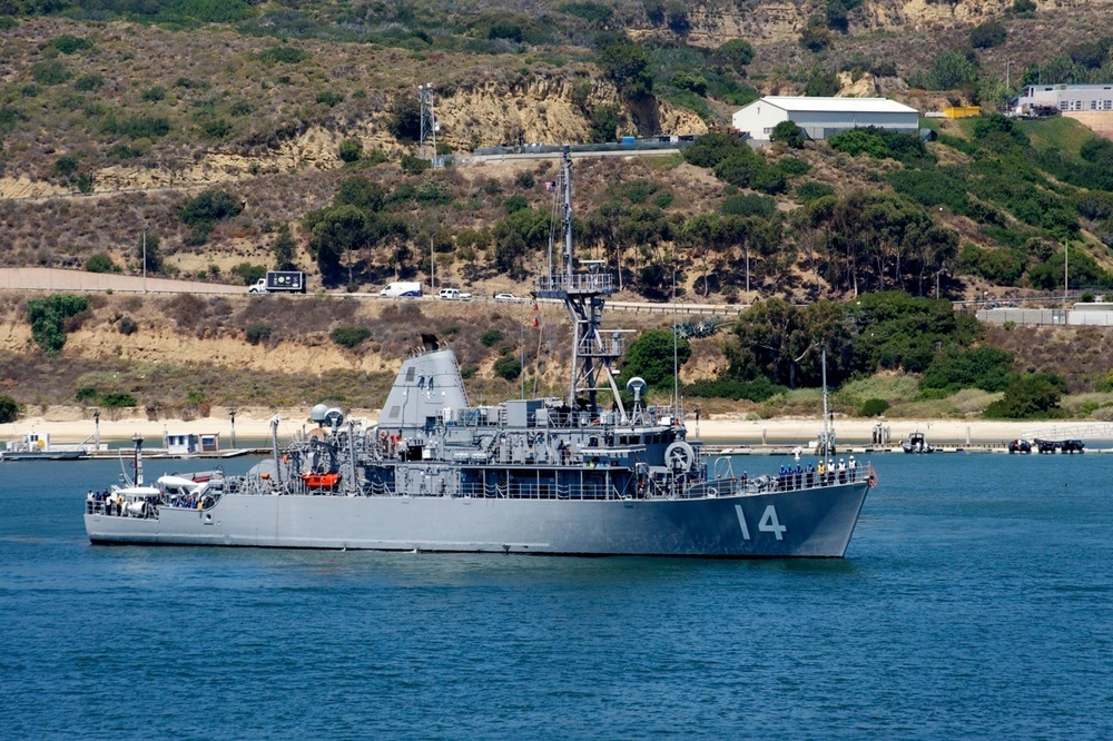 USS Chief transits San Diego Bay