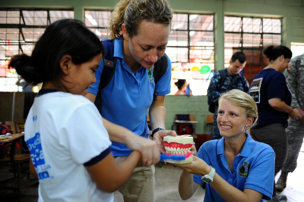 Volunteers demonstrate dental hygiene in Puerto San Jose