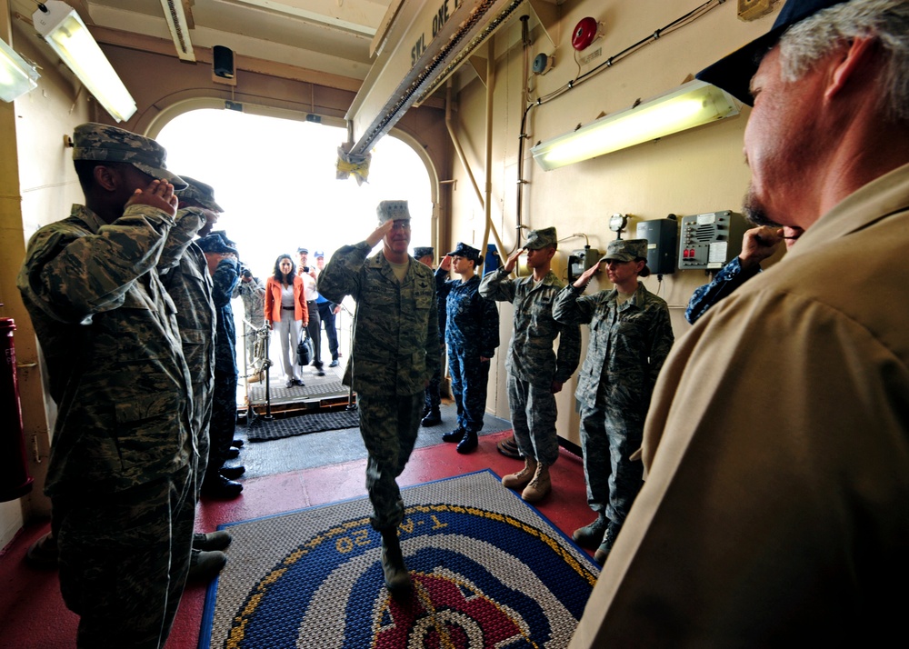 Gen. Fraser salutes before tour of USNS Comfort