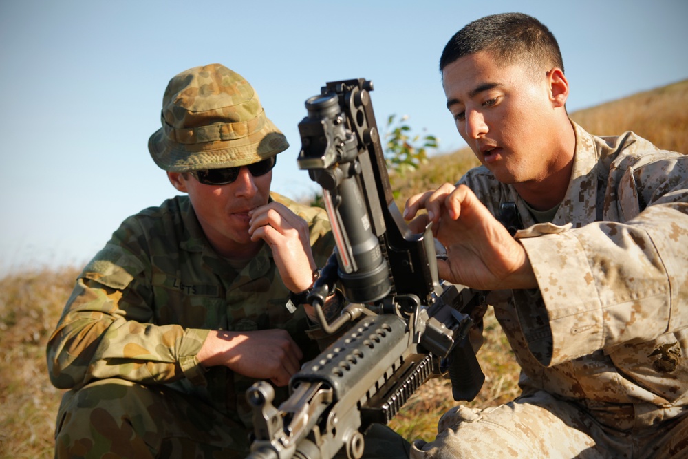 US Marines, Australians fire mortars during Talisman Sabre 2011