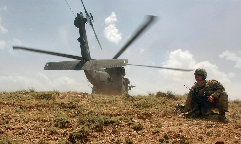 Black Hawk drops off soldiers in eastern Afghanistan