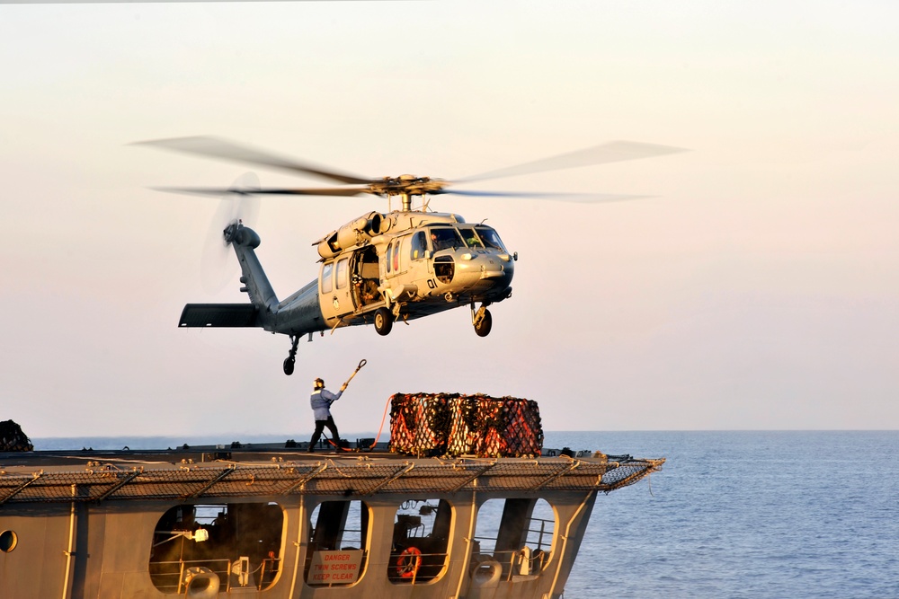 MH-60S Sea Hawk delivers supplies from USNS Rappahannock