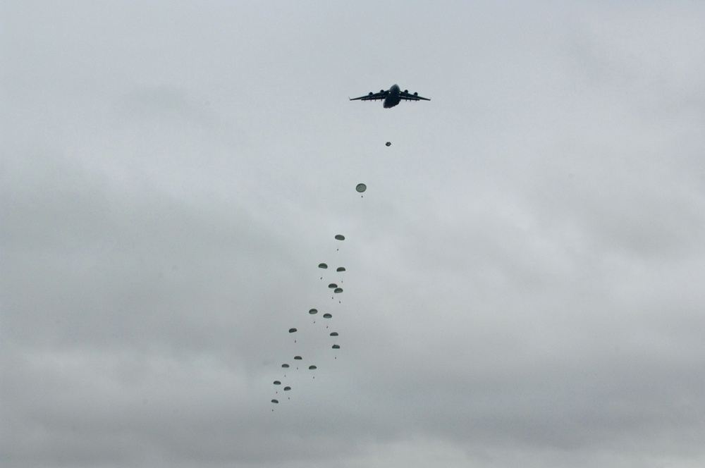 US soldiers parachute into Shoalwater Bay Training Area during Talisman Sabre 2011