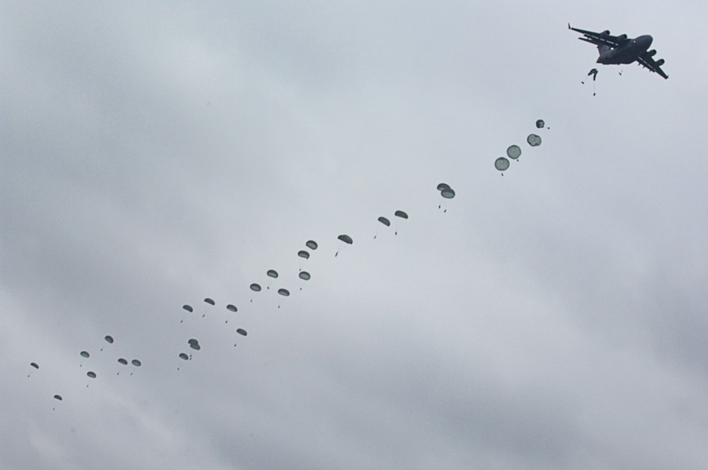 US soldiers parachute into Shoalwater Bay Training Area during Talisman Sabre 2011