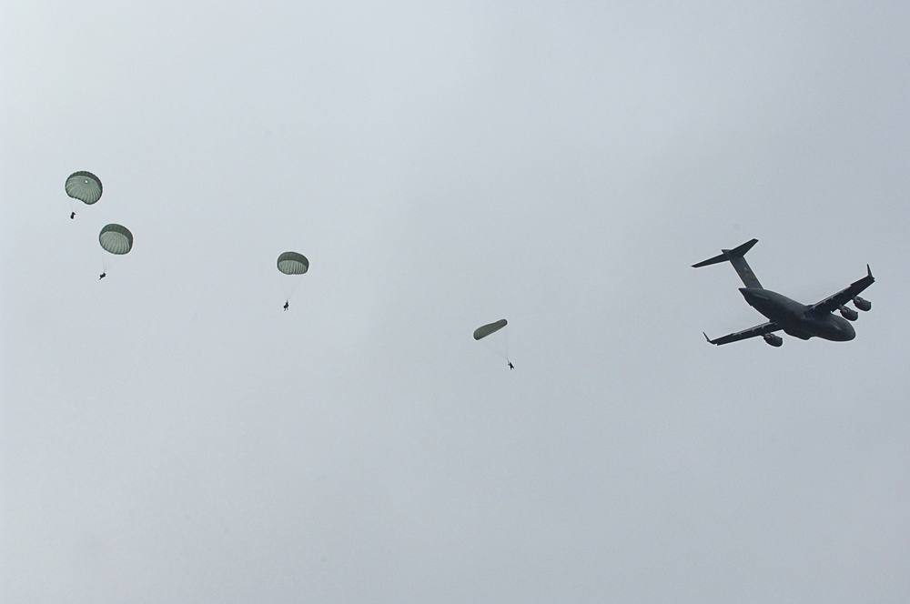 US soldiers parachute into Shoalwater Bay Training Area during Talisman Sabre 2011