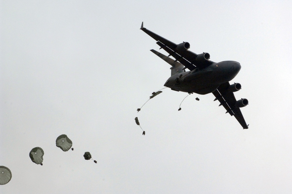 US soldiers parachute into Shoalwater Bay Training Area during Talisman Sabre 2011