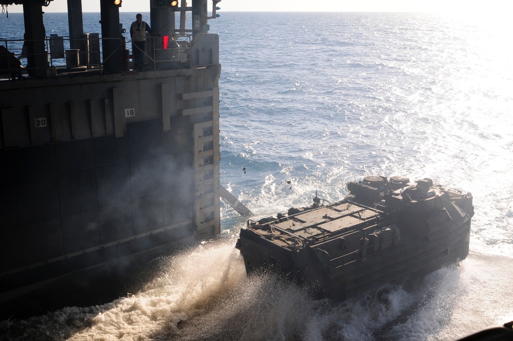 US, Australian sailors work together during Talisman Sabre 2011