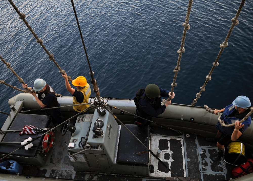 US, Australian sailors work together during Talisman Sabre 2011