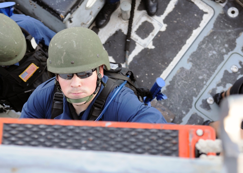 US, Australian sailors work together during Talisman Sabre 2011