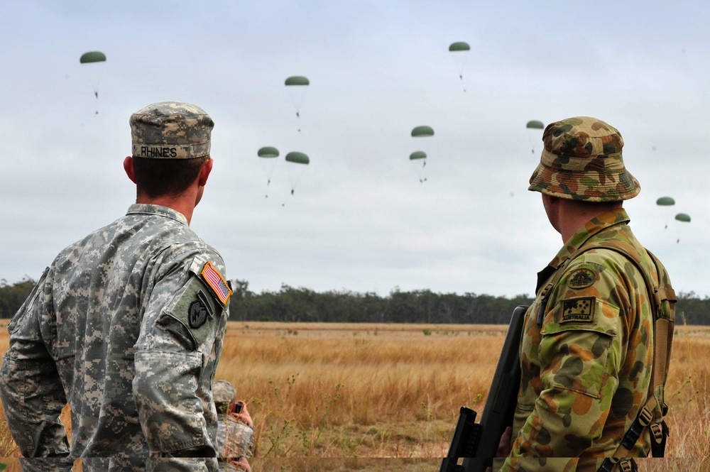 US, Australian paratroopers take to skies over Shoalwater Bay Training Area during Talisman Sabre 2011