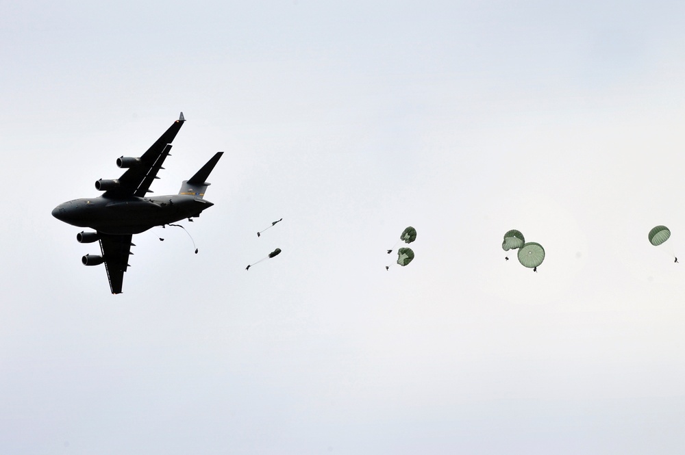 US, Australian paratroopers take to skies over Shoalwater Bay Training Area during Talisman Sabre 2011