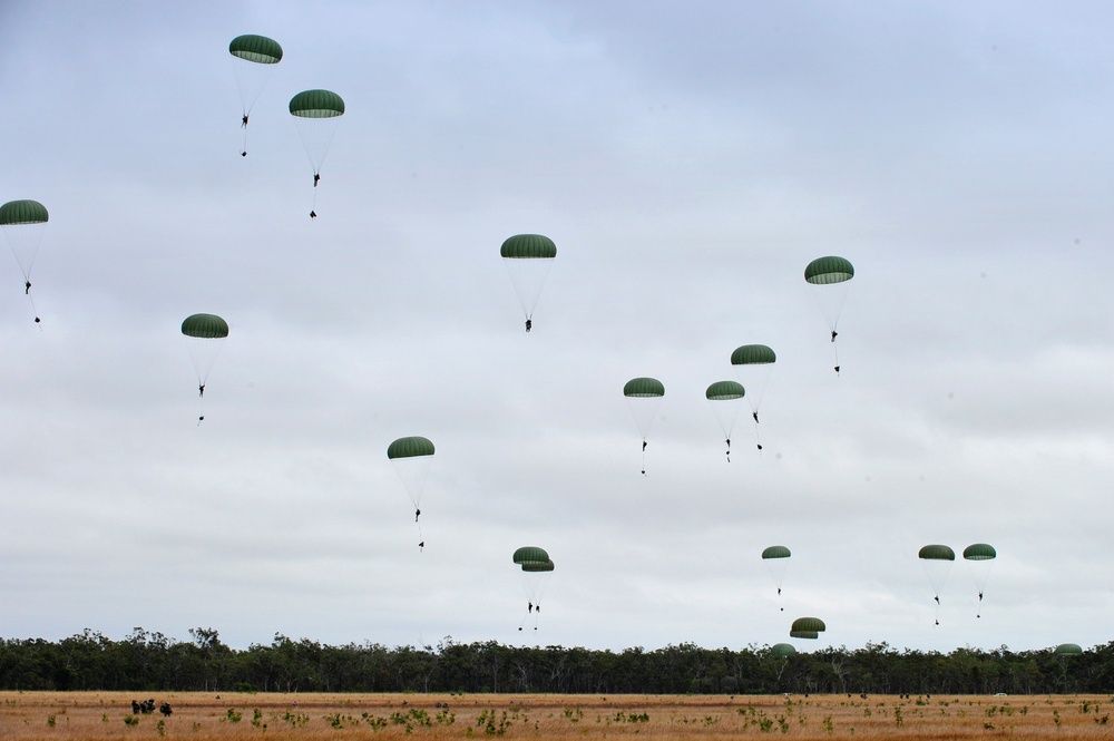 US, Australian paratroopers take to skies over Shoalwater Bay Training Area during Talisman Sabre 2011