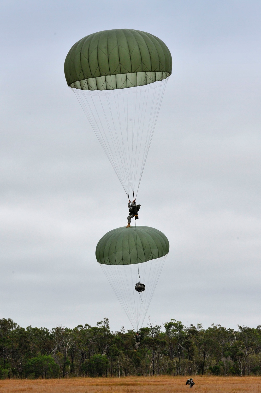 US, Australian paratroopers take to skies over Shoalwater Bay Training Area during Talisman Sabre 2011