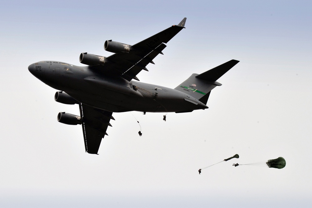 US, Australian paratroopers take to skies over Shoalwater Bay Training Area during Talisman Sabre 2011