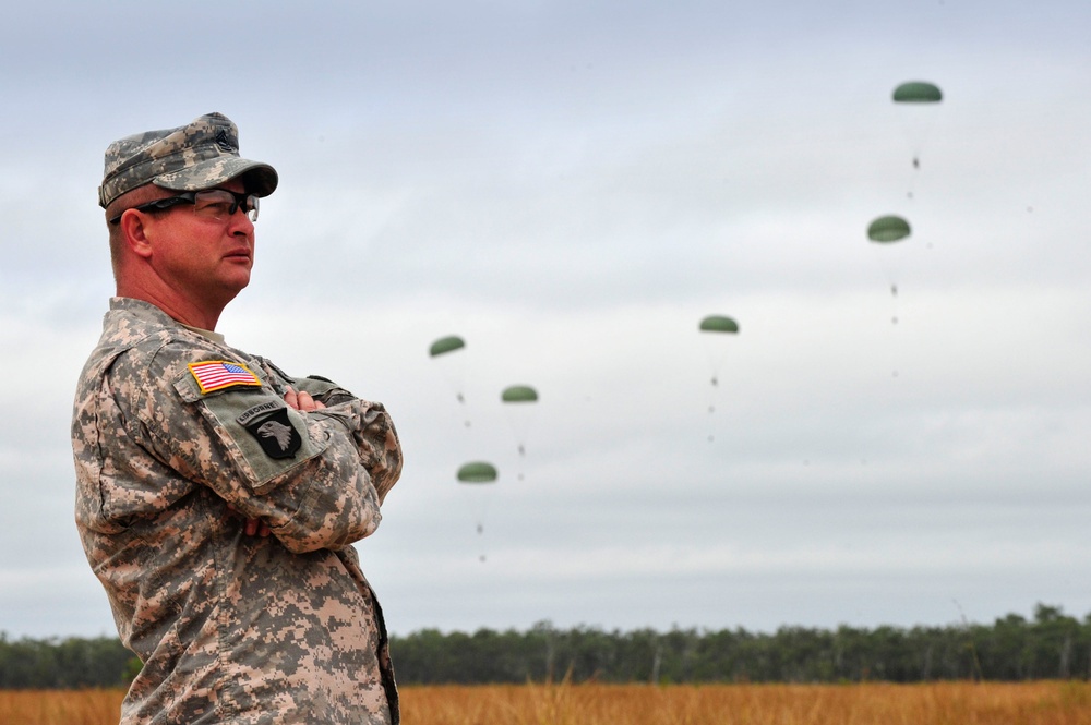 US, Australian paratroopers take to skies over Shoalwater Bay Training Area during Talisman Sabre 2011