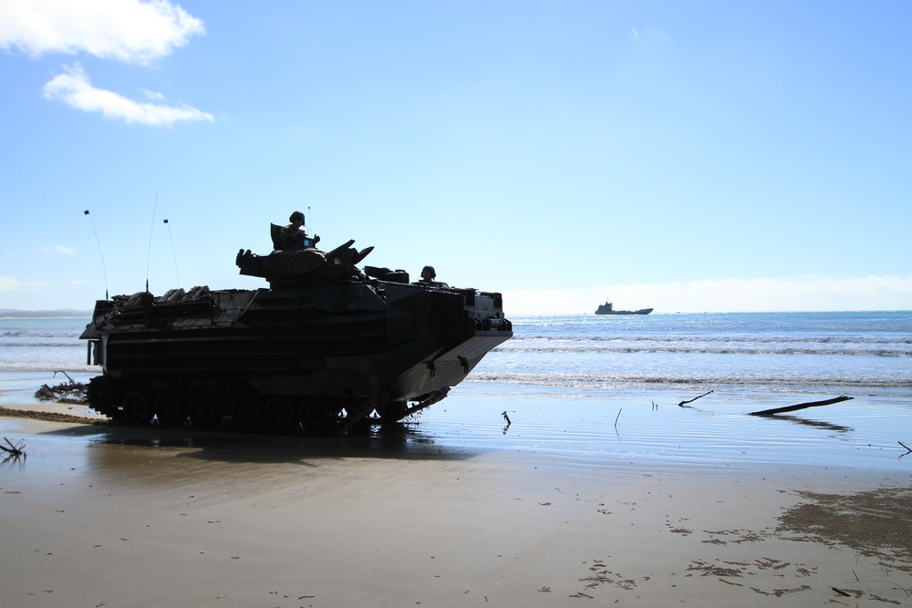 US Marines practice amphibious landing during Talisman Sabre 2011