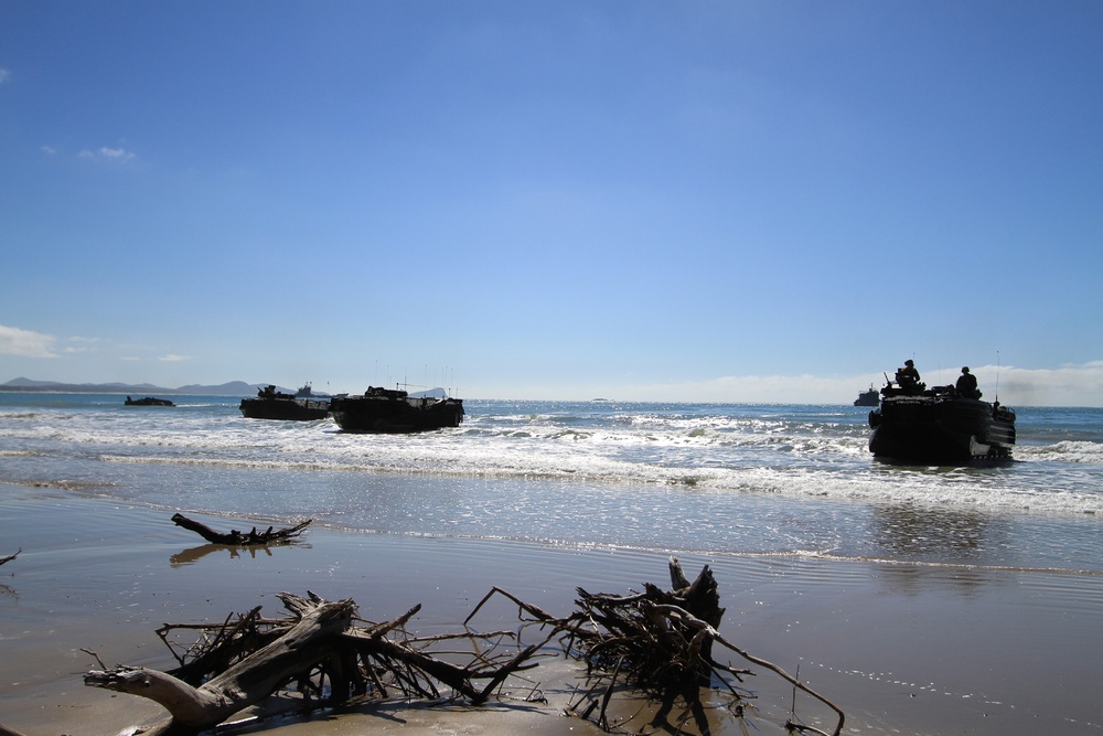 US Marines practice amphibious landing during Talisman Sabre 2011