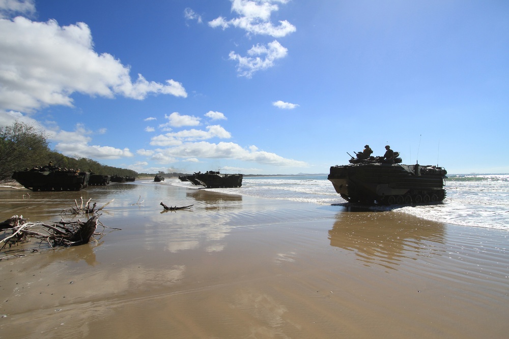 U.S. Marines practice amphibious landing during Talisman Sabre 2011