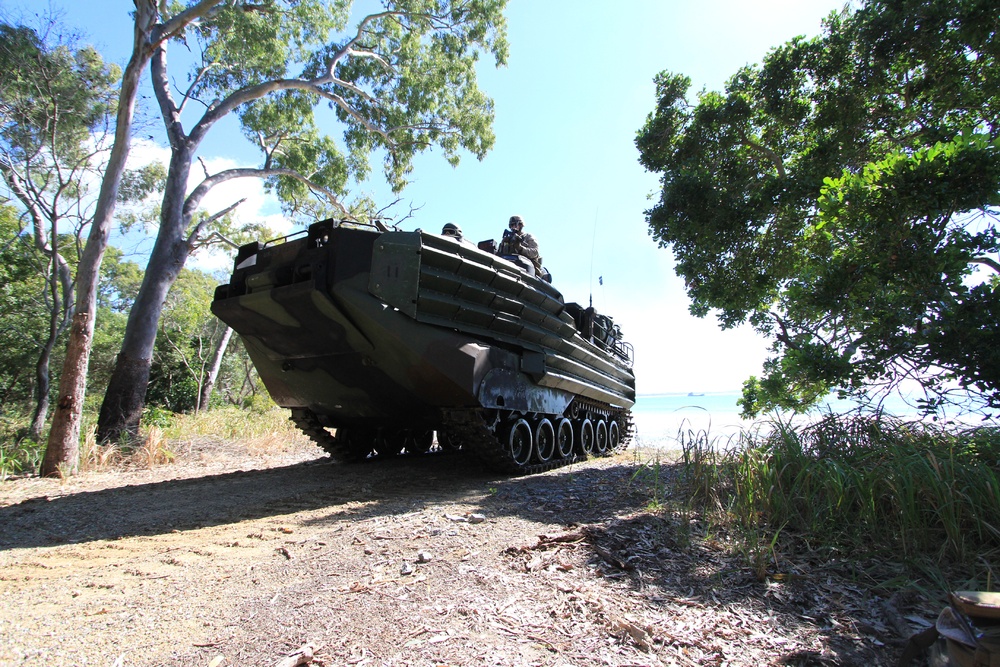 US Marines practice amphibious landing during Talisman Sabre 2011