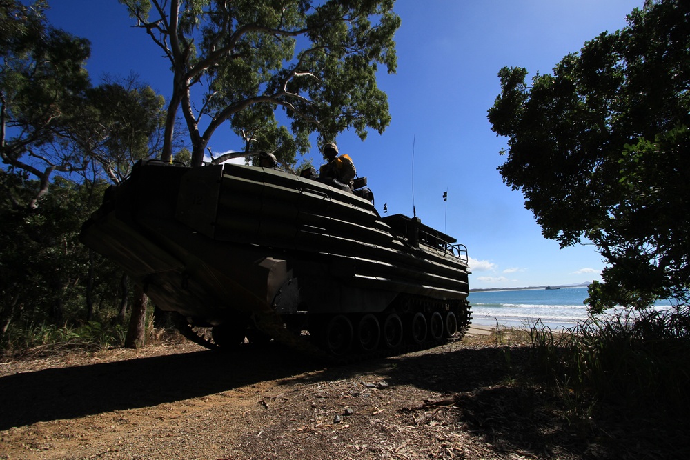 US Marines practice amphibious landing during Talisman Sabre 2011