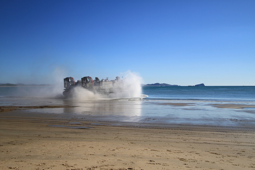 US Marines practice amphibious landing during Talisman Sabre 2011