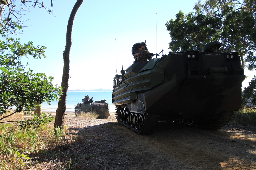 US Marines practice amphibious landing during Talisman Sabre 2011