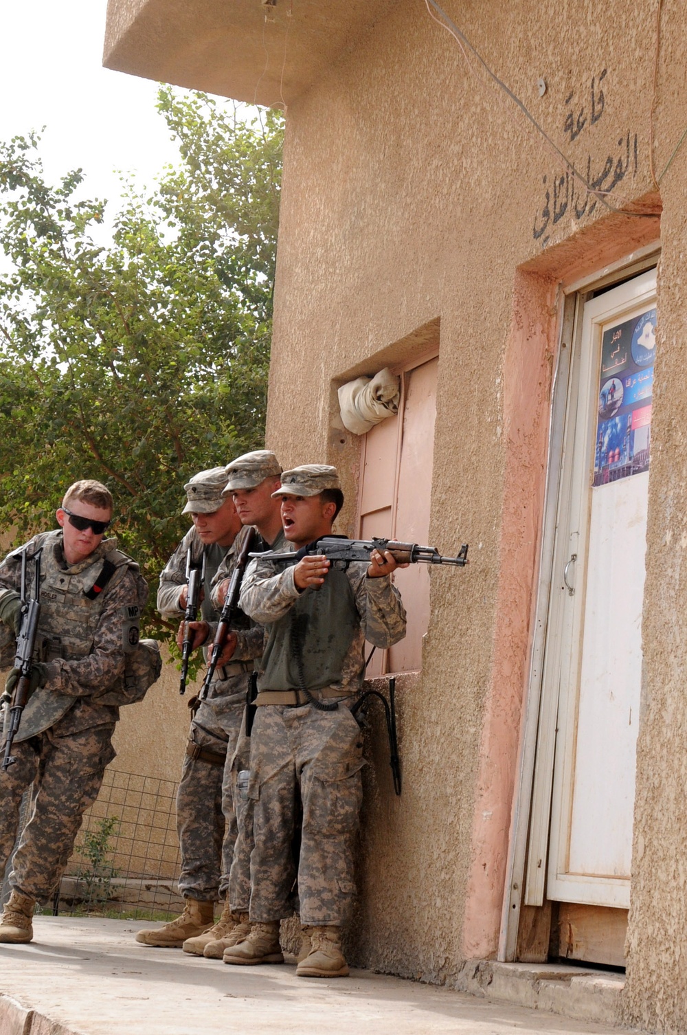 Kicking in doors: MPs teach Iraqi Commandos close-quarters combat
