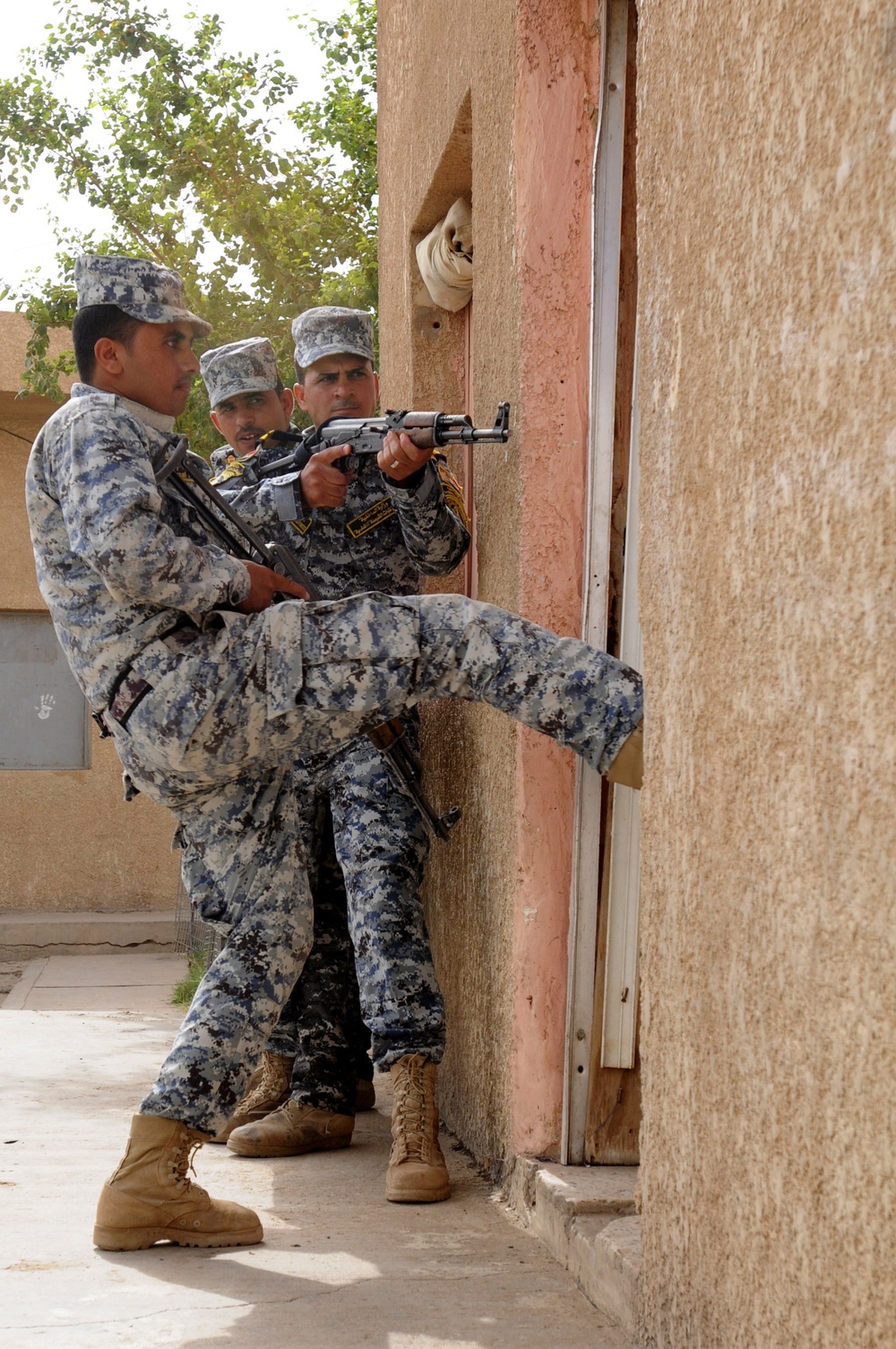 Kicking in doors: MPs teach Iraqi commandos close-quarters combat