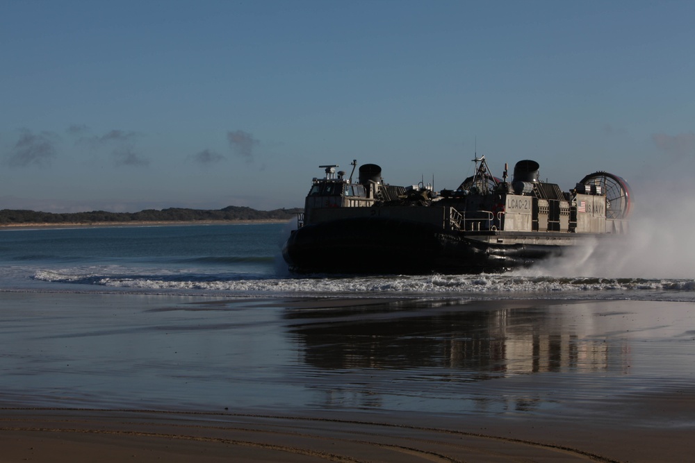 US Marines practice amphibious assault during Talisman Sabre 2011