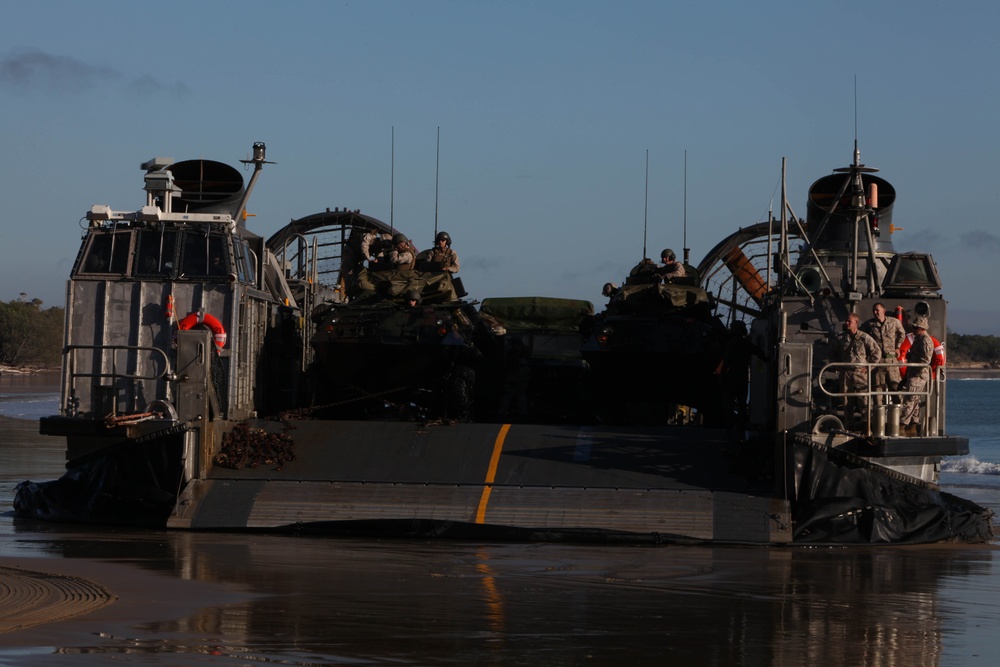 US Marines practice amphibious assault during Talisman Sabre 2011