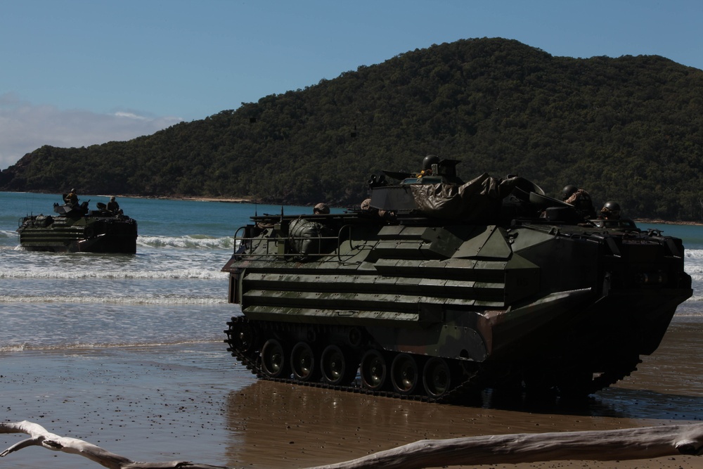US Marine practice amphibious assault during Talisman Sabre 2011