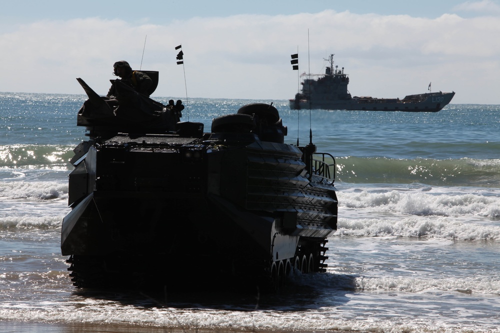 US Marine practice amphibious assault during Talisman Sabre 2011