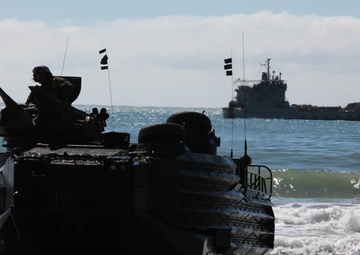 US Marine practice amphibious assault during Talisman Sabre 2011