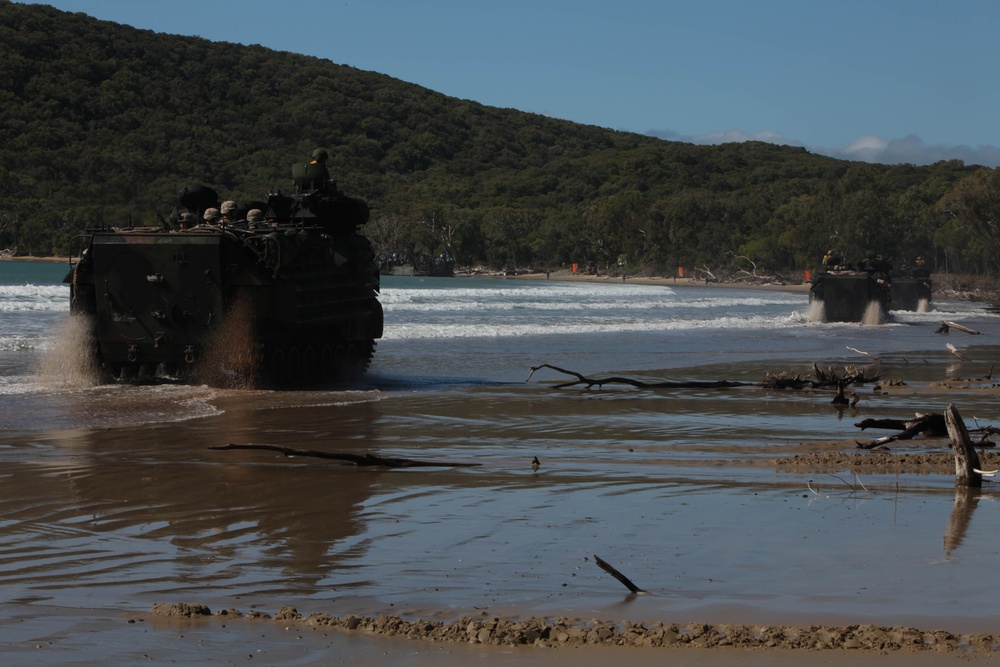 US Marine practice amphibious assault during Talisman Sabre 2011